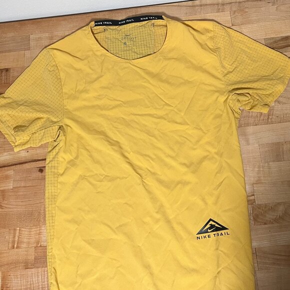 Men's Small Nike Trail Dri Fit Short Sleeve Lightweight Shirt Yellow - Picture 1 of 3